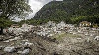 Pemandangan lokasi tanah longsor akibat cuaca buruk dan hujan lebat di lembah Misox, di desa Sorte, Lostallo, Swiss selatan pada Minggu (23/6). Pihak berwenang di Swiss mengatakan tim penyelamat telah menemukan satu dari tiga mayat orang yang hilang akibat bencana tersebut.