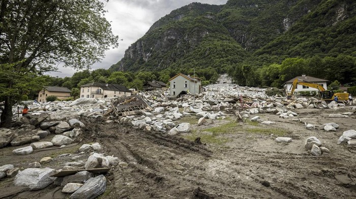Potret Sisa-sisa Banjir Bandang yang Menerjang Swiss A view of the site of a landslide, caused by severe weather and heavy rain in the Misox valley, in Sorte village, Lostallo, southern Switzerland on Sunday June 23, 2024. Authorities in Switzerland say rescuers have found the body of one of three people who had gone missing on Saturday after massive thunderstorms and rainfall in the southeast of the county caused a rockslide. (Michael Buholzer/Keystone via AP)