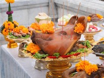 Pria di Thailand Viral Bawa Sesajen 99 Kepala Babi dan 100 Telur Rebus