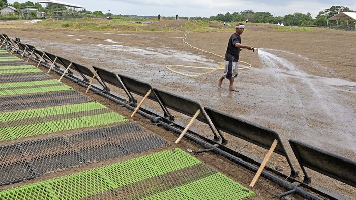 Progres Pembangunan Sirkuit MXGP Selaparang Capai 80 Persen Pekerja menyiram lintasan sirkuit Motocross Grand Prix (MXGP) yang dibangun di bekas Bandara Selaparang, Mataram, NTB, Senin (24/6/2024). Progres pembangunan sirkuit MXGP di bekas bandara sepanjang 1,6 km tersebut saat ini mencapai 80 persen dan terus diselesaikan pembangunannya untuk penyelenggaraan Kejuaraan Dunia Balap Motocross MXGP yang diselenggarakan oleh Federation Internationale de Motocyclisme (FIM) pada 29-30 Juni 2024 untuk putaran pertama (seri 11) dan pada 6-7 Juli 2024 untuk putaran kedua (seri 12) yang diikuti 24 pembalap MXGP dan 22 pembalap MX2.