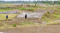 Sejumlah pekerja sedang melakukan pembangunan sirkuit Motocross Grand Prix (MXGP) di Mataram, NTB, Senin (24/6/2024).