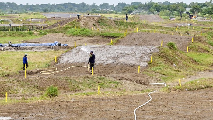 Progres Pembangunan Sirkuit MXGP Selaparang Capai 80 Persen Pekerja menyiram lintasan sirkuit Motocross Grand Prix (MXGP) yang dibangun di bekas Bandara Selaparang, Mataram, NTB, Senin (24/6/2024). Progres pembangunan sirkuit MXGP di bekas bandara sepanjang 1,6 km tersebut saat ini mencapai 80 persen dan terus diselesaikan pembangunannya untuk penyelenggaraan Kejuaraan Dunia Balap Motocross MXGP yang diselenggarakan oleh Federation Internationale de Motocyclisme (FIM) pada 29-30 Juni 2024 untuk putaran pertama (seri 11) dan pada 6-7 Juli 2024 untuk putaran kedua (seri 12) yang diikuti 24 pembalap MXGP dan 22 pembalap MX2.