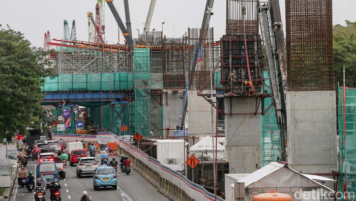 Progres Terkini Pembangunan LRT Velodrome-Manggarai Pembangunan Light Rail Transit (LRT) Jakarta fase 1B rute Velodrome-Manggarai progresnya telah mencapai 15,1 persen. Begini penampakannya.