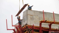 Saat ini, LRT Jakarta Fase 1B sudah masuk dalam tahap persiapan, seperti pemagaran, pemindahan utilitas, dan relokasi pohon. Sementara, secara paralel, dikerjakan juga proyek utamanya, seperti bor pile, pile cap, pier, pier head, PCU girder erection, serta slab deck.