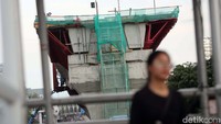 LRT jalur ini dengan lima stasiun, yaitu Stasiun Rawamangun, Stasiun Pramuka BPKP, Stasiun Pasar Pramuka, Stasiun Matraman, serta Stasiun Manggarai.