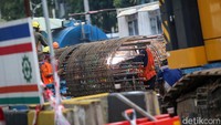 Stasiun Pasar Pramuka yang terintegrasi dengan Halte Pasar Genjing dengan elevated linkway yang dihubungkan eskalator. Lalu, Stasiun Pasar Pramuka yang direncanakan dibangun elevated loop line.