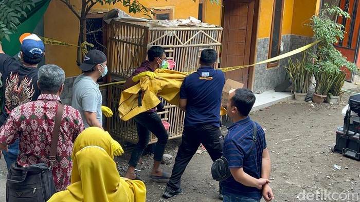 Proses ekshumasi balita di Kediri yang dikubur di samping rumah disebut meninggal kecelakaan oleh ortunya.