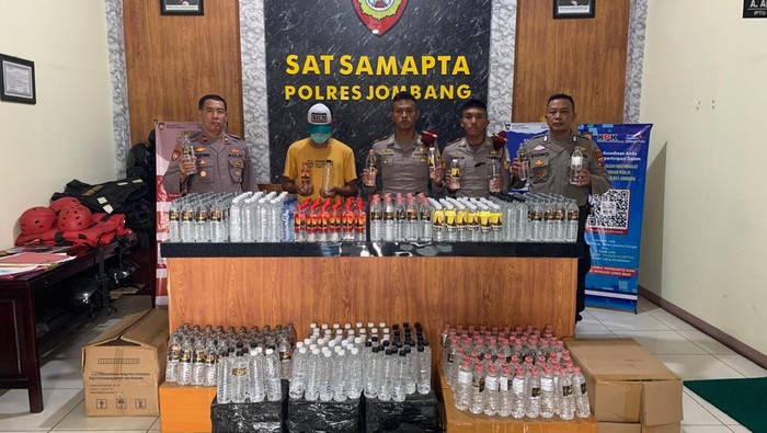 Ratusan botol arak Bali yang disita Polres Jombang