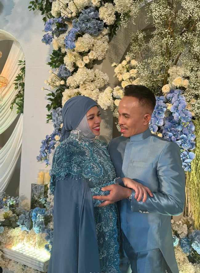 Sementara Geni Faruk memilih mengenakan kebaya full payet yang tak kalah mewah. Kebaya tersebut memilik aksen collar cape pada bagian bahunya. Foto: Instagram/@genifaruk