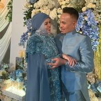 Sementara Geni Faruk memilih mengenakan kebaya full payet yang tak kalah mewah. Kebaya tersebut memilik aksen collar cape pada bagian bahunya. Foto: Instagram/@genifaruk