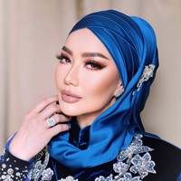 Kebaya yang dikenakan Reza dipadukan dengan kain batik berwarna biru dan selendang yang senada. Penampilannya itu kian menawan dengan hijab berbahan metallic. Foto: Instagram/@rezaartameviaofficial