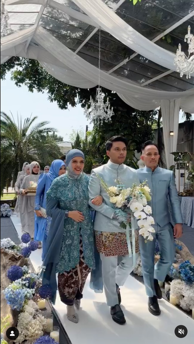 Mendampingi sang putra, Geni memilih memadukan kebaya birunya dengan kain batik berwarna coklat.  Foto: Instagram/@genifaruk