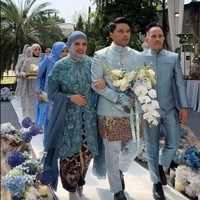 Mendampingi sang putra, Geni memilih memadukan kebaya birunya dengan kain batik berwarna coklat.  Foto: Instagram/@genifaruk