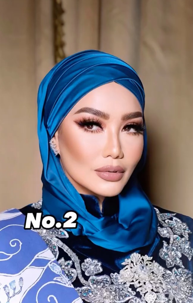 Untuk menunjang penampilannya, Reza memilih tampil glamor dengan makeup tebal hasil tangan MUA Dean Sadudin. Eyeshadow smokey eye dan bulu mata palsu yang cukup tebal itu dipadukan dengan lipstik berwarna nude. Foto: Instagram/@rezaartameviaofficial