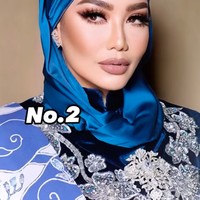 Untuk menunjang penampilannya, Reza memilih tampil glamor dengan makeup tebal hasil tangan MUA Dean Sadudin. Eyeshadow smokey eye dan bulu mata palsu yang cukup tebal itu dipadukan dengan lipstik berwarna nude. Foto: Instagram/@rezaartameviaofficial