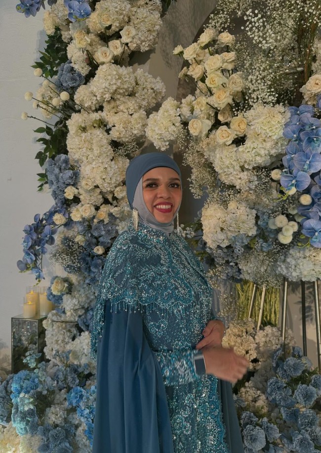 Sementara Geni Faruk memilih tampil dengan riasan wajah yang lebih simpel. Penampilannya semakin terlihat fresh dengan lipstik merah muda. Foto: Instagram/@genifaruk