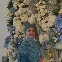 Sementara Geni Faruk memilih tampil dengan riasan wajah yang lebih simpel. Penampilannya semakin terlihat fresh dengan lipstik merah muda. Foto: Instagram/@genifaruk