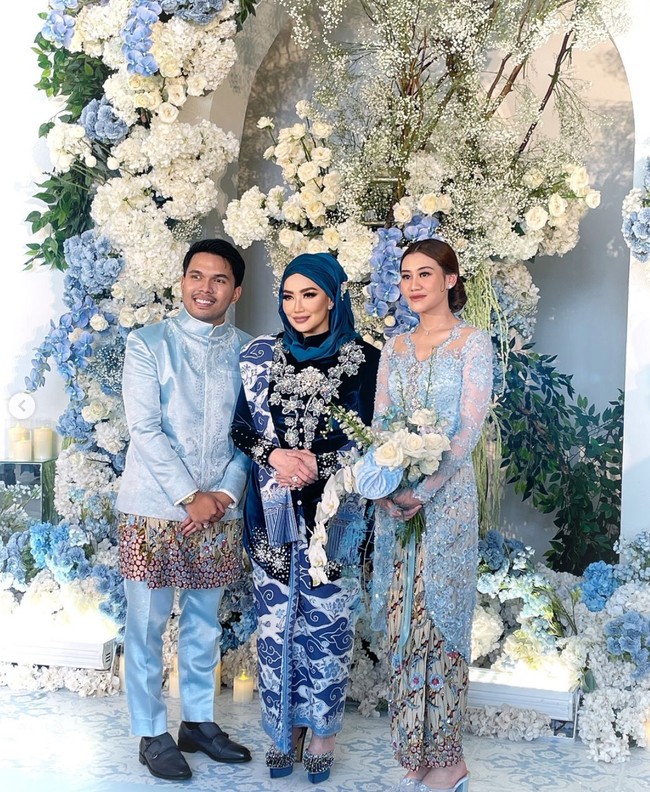 Kebaya yang dikenakan Reza diketahui merupakan rancangan desainer Dimas Singgih Utomo. Kebaya berbahan velvet itu tampak dipercantik dengan motif bunga bertabur kristal pada bagian dada serta ujung lengannya. Foto: Instagram/@rezaartameviaofficial