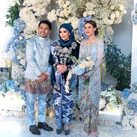 Kebaya yang dikenakan Reza diketahui merupakan rancangan desainer Dimas Singgih Utomo. Kebaya berbahan velvet itu tampak dipercantik dengan motif bunga bertabur kristal pada bagian dada serta ujung lengannya. Foto: Instagram/@rezaartameviaofficial