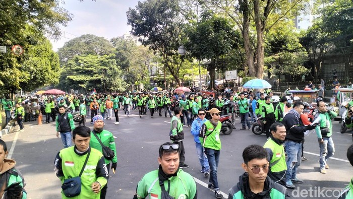 Ribuan driver angkutan online (ojol) baik kendaraan roda dua maupun roda empat menggelar aksi unjuk rasa di depan Gedung Sate, Kota Bandung, Selasa (25/6/2024).