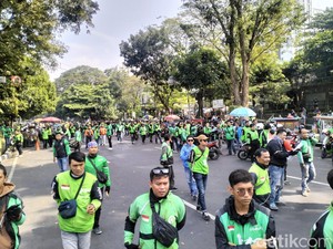 Massa Ojol Demo di Depan Gedung Sate, Jalan Diponegoro Ditutup