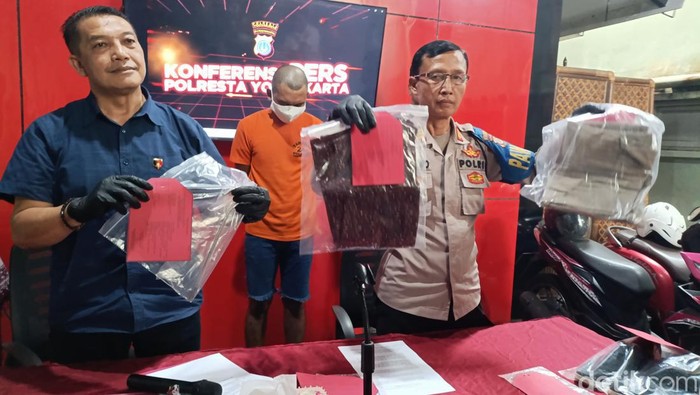 Rilis kasus upaya pembobolan mesin ATM dengan tersangka Agil Baskoro di Mapolresta Jogja, Selasa (25/6/2024).