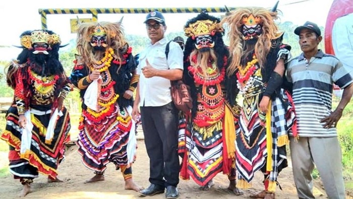 Riyono, Kades Kandangan, Pesanggaran, Banyuwangi saat peresmian jembatan Kali Buyuk.