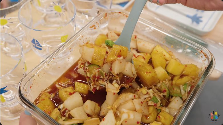 Kimbab Family ajak Riize cicip rujak cuka