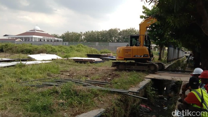Alat berat backhoe dan pekerja diturunkan di lahan rumah hadiah negara untuk Jokowi di Jalan Adi Sucipto, Blulukan, Karanganyar, Selasa (25/6/2024).