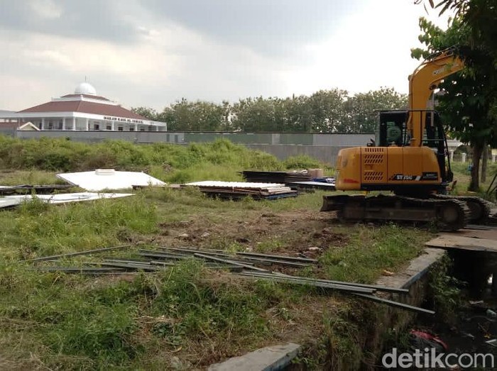 Alat berat backhoe dan pekerja diturunkan di lahan rumah hadiah negara untuk Jokowi di Jalan Adi Sucipto, Blulukan, Karanganyar, Selasa (25/6/2024).
