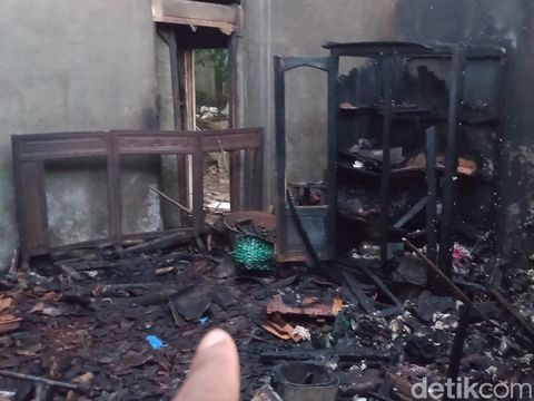 Rumah Mbah Sarijah (86) di Desa Bendo, Kecamatan Pedan, Klaten, yang terbakar pada Selasa (25/6/2024) dini hari.