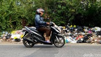 Biasanya pelaku pembuang sampah menggunakan sepeda motor di malam hari.