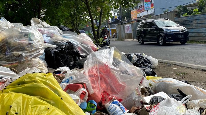 Sampah tersebut merupakan sampah rumah tangga dan menimbulkan bau tidak sedap.
