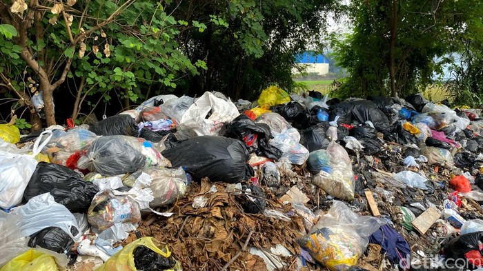 Sampah tersebut merupakan sampah rumah tangga dan menimbulkan bau tidak sedap. Sampah tersebut merupakan sampah rumah tangga dan menimbulkan bau tidak sedap.