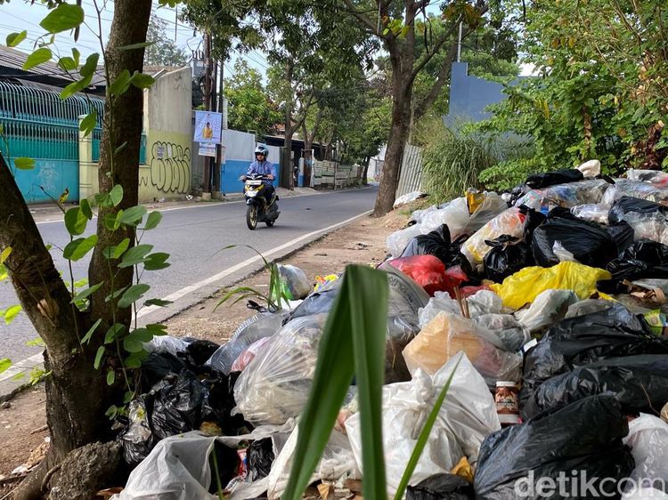 Bau! TPS Liar Muncul di Jalan Cimincrang Bandung