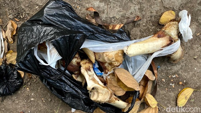 Sampah tersebut merupakan sampah rumah tangga dan menimbulkan bau tidak sedap.