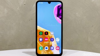 HP ini membawa layar Super AMOLED Infiniy-U berukuran 6,5 inch dengan resolusi Full HD+. Dengan refresh rate hingga 90Hz, pengguna bisa scrolling medsos, gaming, maupun streaming film dengan transisi layar yang mulus. Foto: Adi Fida Rahman/detikINET