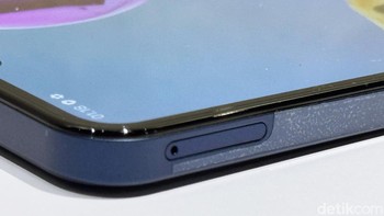 Samsung menempatkan slot SIM card tray di pojok kiri atas. Foto: Adi Fida Rahman/detikINET