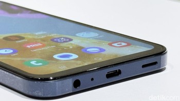 Pada bagian bawah terdapat port jack audio 3,5mm, USB-C dan speaker. Foto: Adi Fida Rahman/detikINET