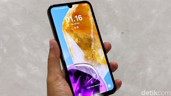 Samsung menyokong Galaxy M15 dengan chip Dimensity 6100+ dan RAM 6GB dengan tambahan RAM Plus 6GB. Memori internalnya berkapasitas 128GB, bilamana kurang bisa dipasangi microSD hingga 1 TB, Foto: Adi Fida Rahman/detikINET
