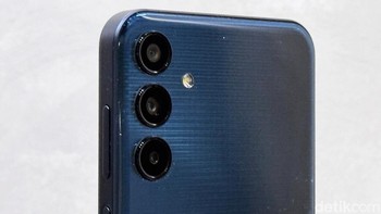 Samsung membekali Galaxy M15 dengan kamera utama 50MP, lensa ultra-wide 5MP, dan makro 2MP. Foto: Adi Fida Rahman/detikINET