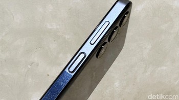Bagian samping kanan terdapat pengatur volume dan power yang menyatu dengan sesor sidik jari. Foto: Adi Fida Rahman/detikINET