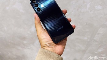 Galaxy M15 5G mengemas baterai berkapasitas 6.000 mAh. Dengan daya tampung yang begitu besar dijanjikan dapat bertahan memainkan game Free Fire selama seharian penuh. Samsung memberikan dukungan fast charging 25W. Charging 30 menit dapat mengisi 50%. Foto: Adi Fida Rahman/detikINET