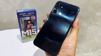 Samsung Galaxy M15 5G hadir dalam tiga varian warna, yakni Light Blue, Gray dan Dark Blue yang digenggam detikINET. Foto: Adi Fida Rahman/detikINET