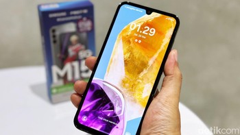 Layar Galaxy M15 punya tingkat kecerahan hingga 800nits dan fitur Vision Booster untuk meningkatkan visibilitas layar saat berada di outdoor. HP ini sudah tersertifikasi SGS eye care dengan emisi blue light yang lebih rendah dari pendahulunya. Foto: Adi Fida Rahman/detikINET