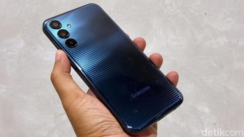 Bagian belakang seperti kaca dengan corak garis-garis memberikan kesan premium. Foto: Adi Fida Rahman/detikINET