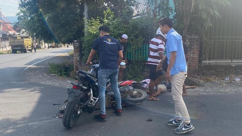 Sejumlah warga mengevakuasi motor yang terlibat kecelakaan di Jalan Lintas Sumbawa-Bima, Kelurahan Simpasai, Kecamatan Woja, Kabupaten Dompu, NTB, Selasa (25/6/224). (Dok. Gapeng)