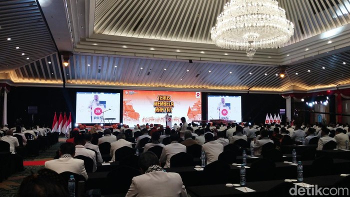 Sekjen PKS Aboe Bakar Al Habsyi di hadapan kader PKS dalam sambutannya di Sekolah Kepemimpinan Partai PKS di Grand Sahid Hotel, Selasa (25/6/2024). (Maulana Ilhami/detikcom)
