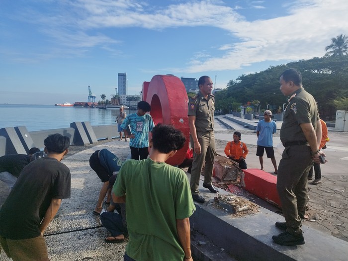 Seorang pengunjung tewas tertimpa huruf T Anjungan Toraja di Pantai Losari, Makassar. Dokumen Istimewa