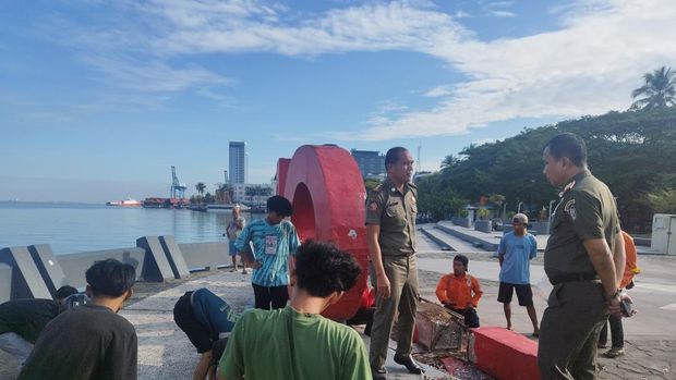 Seorang pengunjung tewas tertimpa huruf T Anjungan Toraja di Pantai Losari, Makassar. Dokumen Istimewa